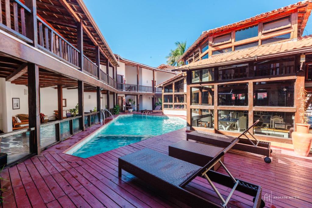 a swimming pool in the middle of a building at Rede Andrade Galeão in Porto Seguro