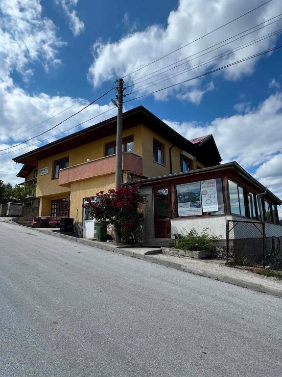 a building on the side of a street at Guest House Chala in Chala