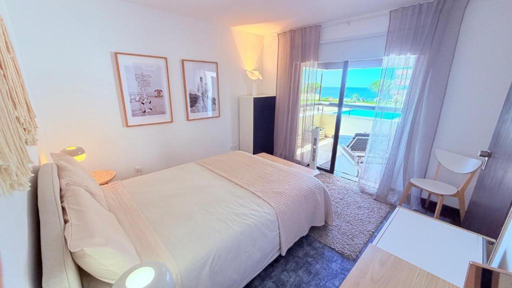 Ocean view one bedroom apartment with garage and swimming pool in Costa da Guia
