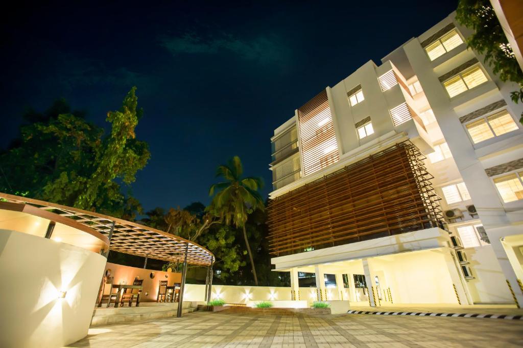 um grande edifício branco com um pátio à noite em The Summit Luxury Apartments - Monthly Accommodation em Chennai