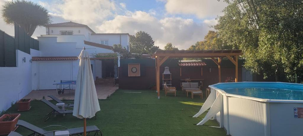 a patio with an umbrella and a swimming pool at Vista Osorio in Teror