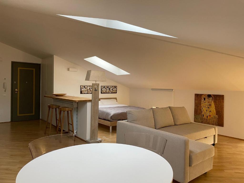 a living room with a couch and a bed at Laffittacamere Franciacorta in Passirano