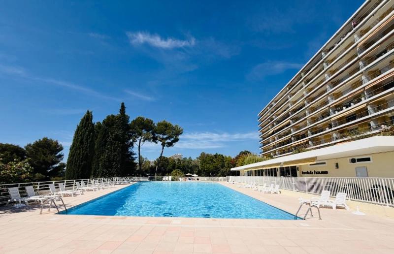 Spacieux apparemment dans une résidence de luxe avec piscine