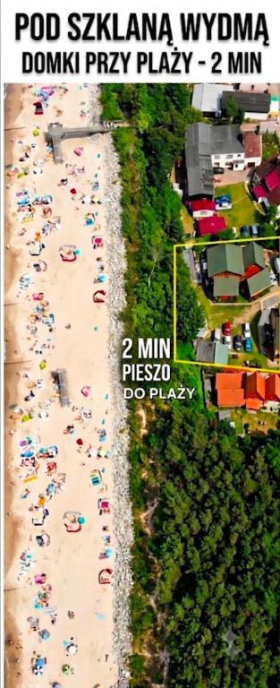an overhead view of a beach with umbrellas at Pod Szklaną Wydmą - 2 min pieszo do plaży in Chłopy