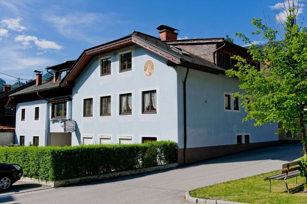 ein weißes Haus mit schwarzem Dach in der Unterkunft Ferienwohnung Walker in Oberdrauburg