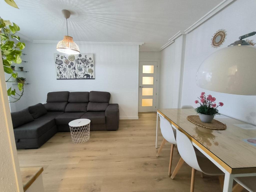 a living room with a couch and a table at Alojamiento La Paz in Linares