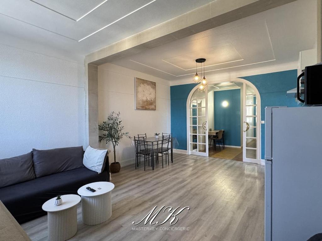 a living room with a couch and a table at L'Arche in Saint-Dizier