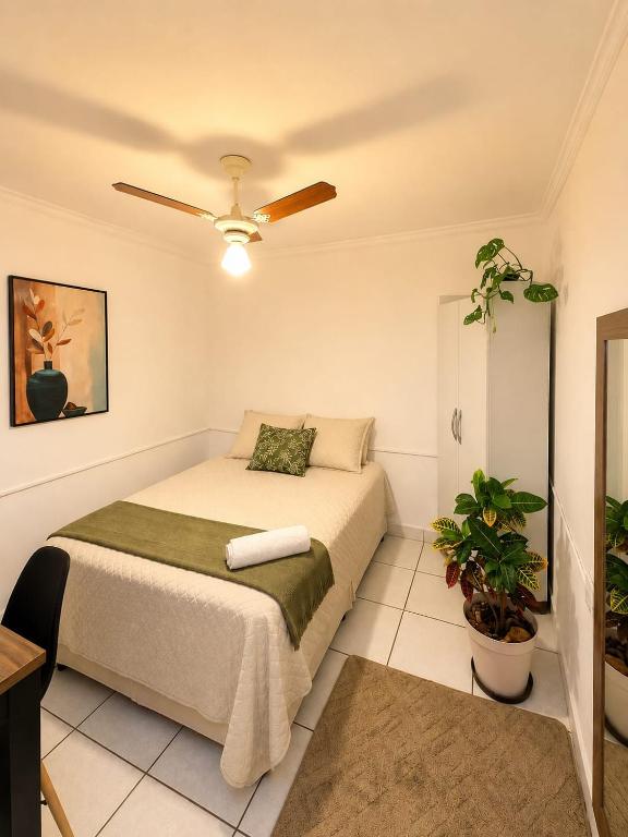 a bedroom with a bed and a ceiling fan at Hostel Goiabeiras com Piscina Próximo à Arena Pantanal in Cuiabá
