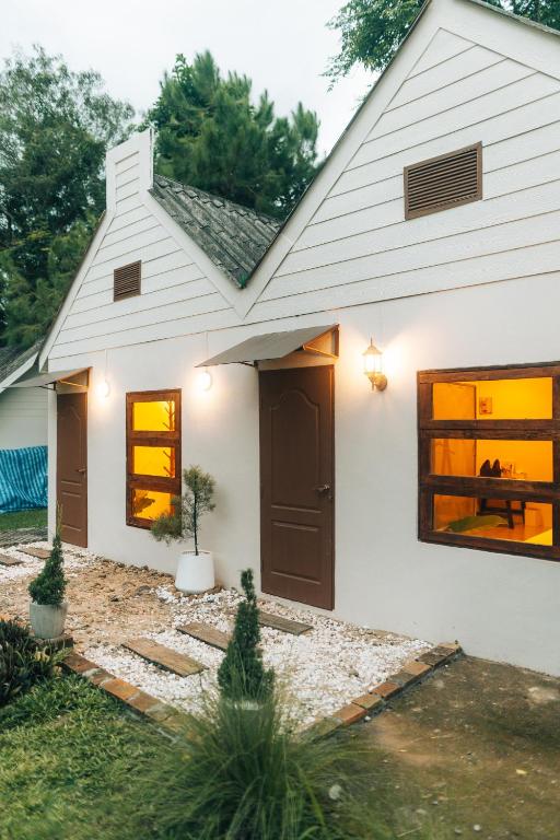 a white house with a door and a window at Always Boutique Stay 3 in Pai