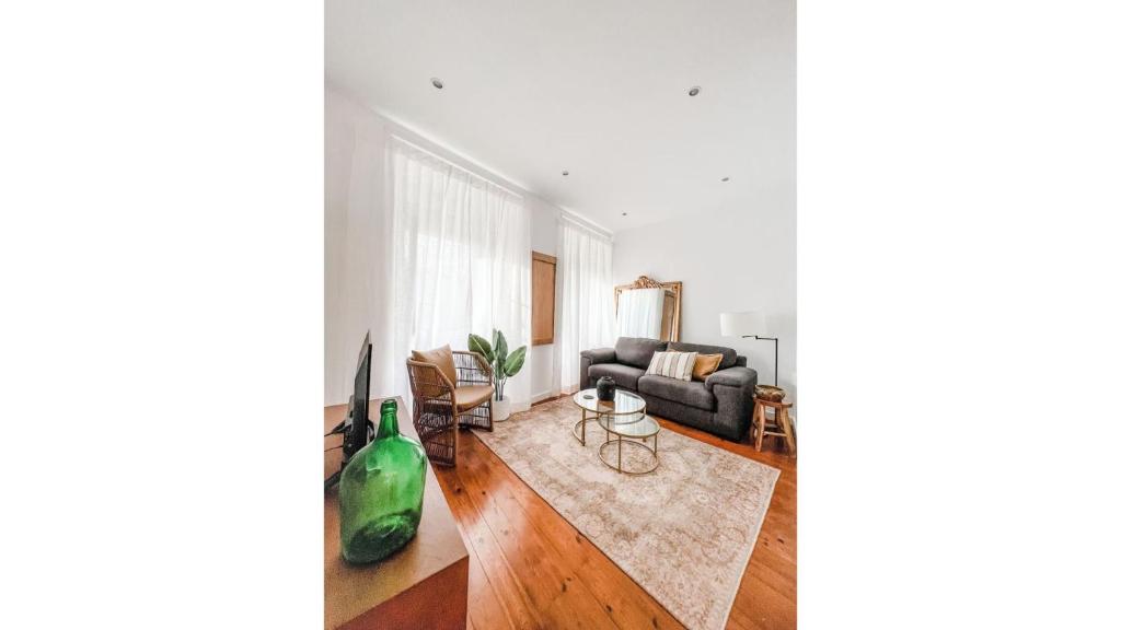 Stylish 2BDR Lisbon Apartment City Center