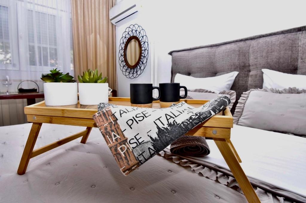 a room with a bed and a table with a table sidx sidx sidx at VERA apartman in Zaječar