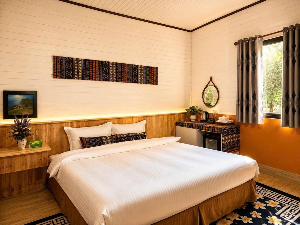a bedroom with a large bed and a window at Mộc An SaPa Home in Sapa