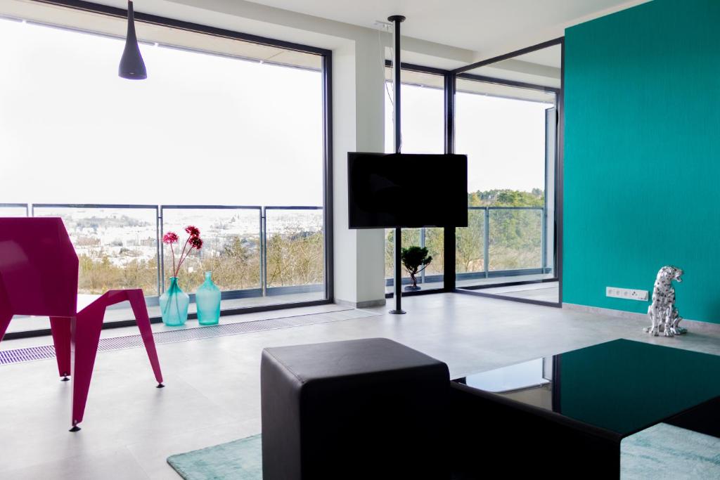 Televízia a/alebo spoločenská miestnosť v ubytovaní Amazing Apartments