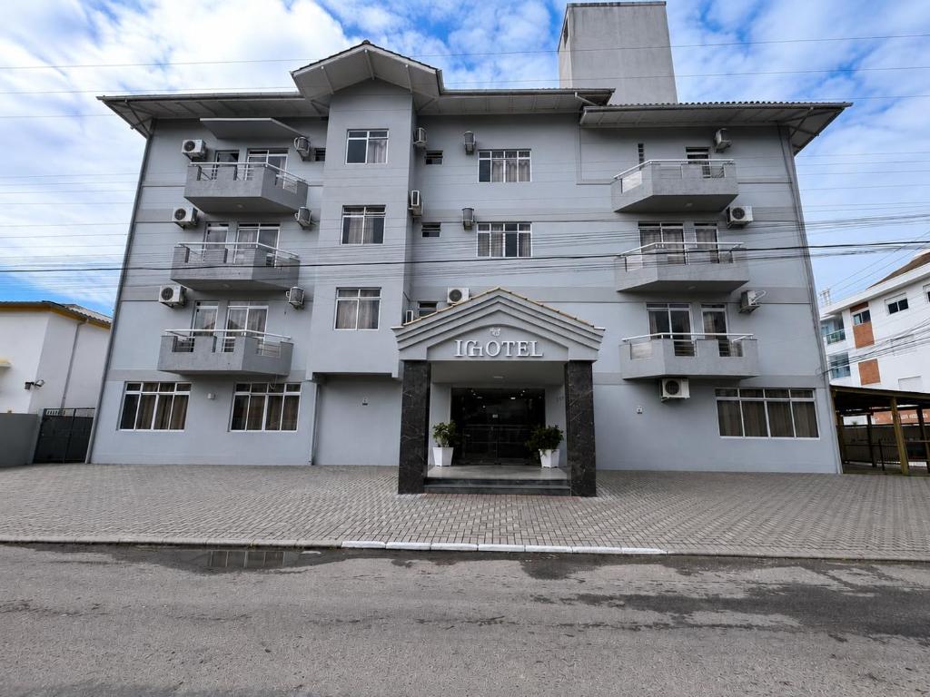 a large white building with a sign that reads hotel at iG Hotel - Canasvieiras in Florianópolis