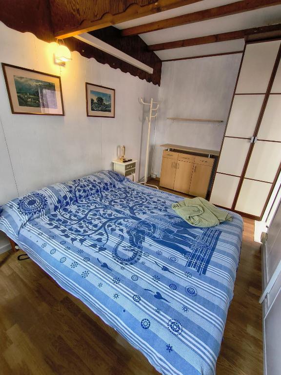 a bedroom with a bed with a blue comforter at Athena in Camporosso