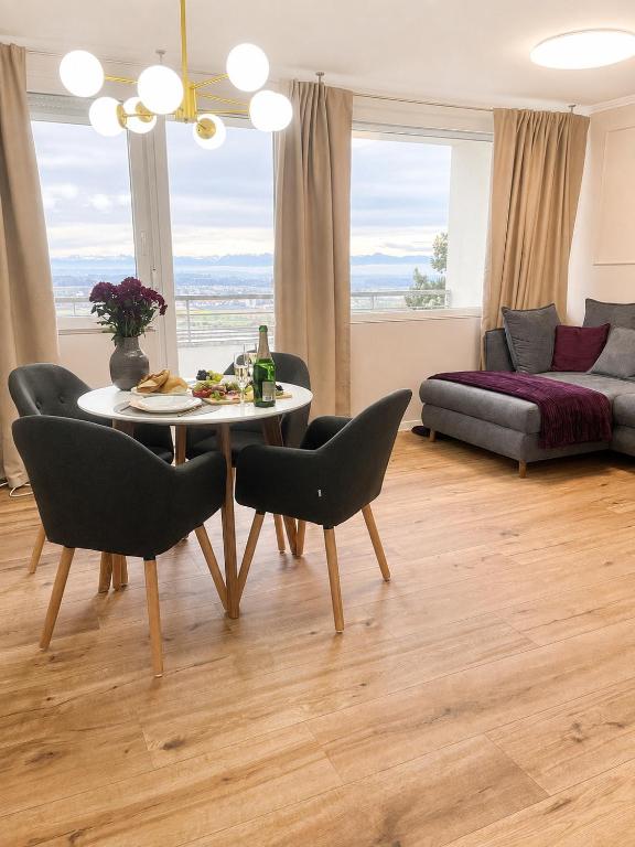 a living room with a table and chairs and a couch at See- & Bergblick Oberteuringen 58 mit beheiztem Indoor-Pool in Oberteuringen