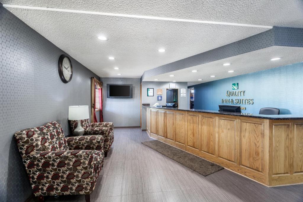a waiting room with a waiting counter and a chair at Quality Inn & Suites Lincoln South in Lincoln