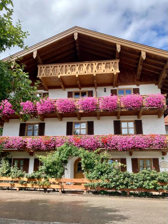 a building with flowers on the side of it at Schwaigerhof Rottau in Rottau