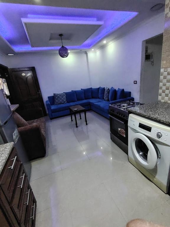 ein Wohnzimmer mit einer Couch und violetter Beleuchtung in der Unterkunft Remas23 in Irbid