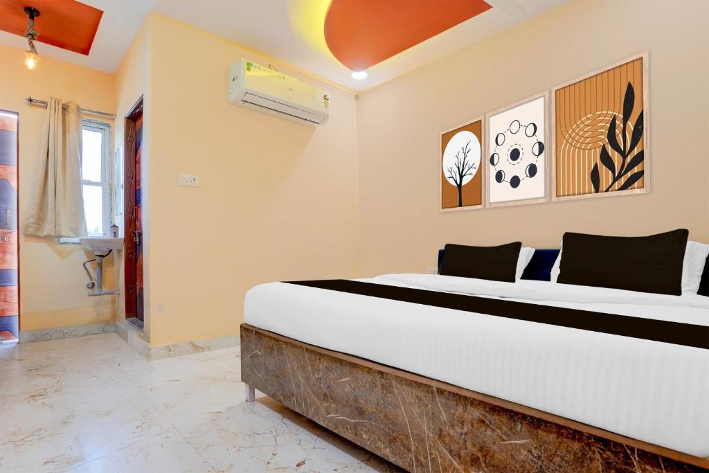 a bedroom with a large bed in a room at Hotel O Smile Sweet Hotel in Pānchgaon