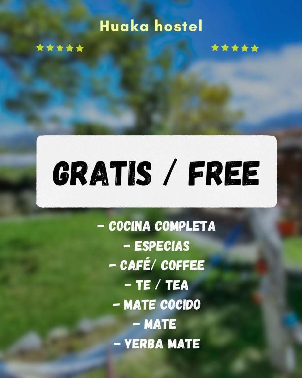 a sign with the words gratis free on it at Huaka Guesthouse and Hostel in Cafayate