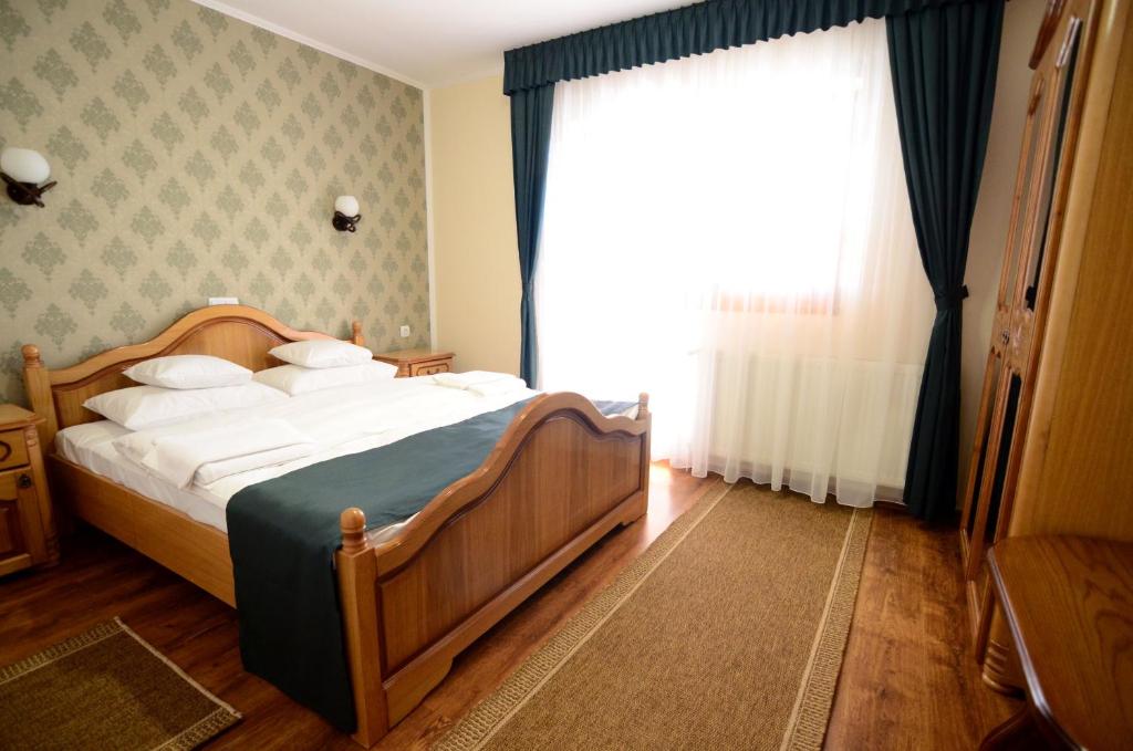 Postel nebo postele na pokoji v ubytování Pensiunea Kemsilvanum Fort Silvan
