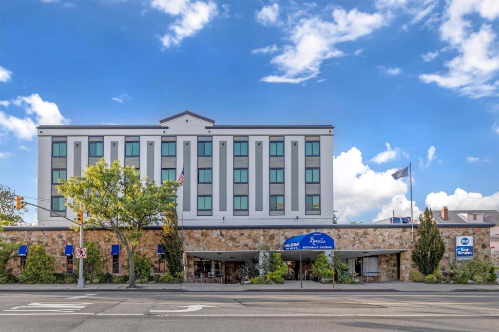 un gran edificio blanco con muchas ventanas en Best Western Queens Gold Coast, en Queens