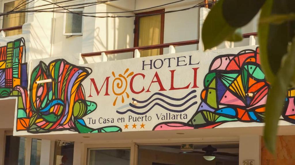 uma placa de um hotel modelo em frente a um prédio em Hotel Mocali em Puerto Vallarta
