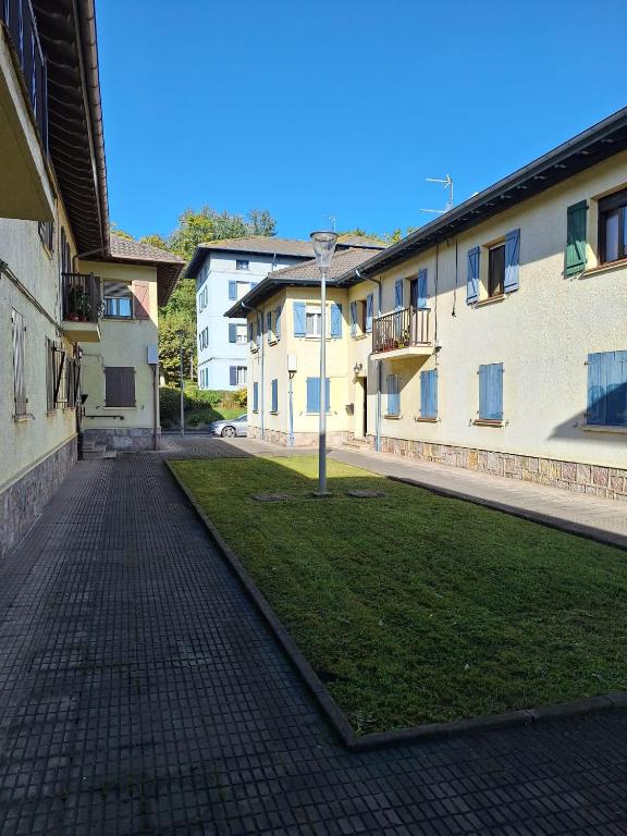a courtyard with a lawn in the middle of a building at Casa de la güela in Avilés