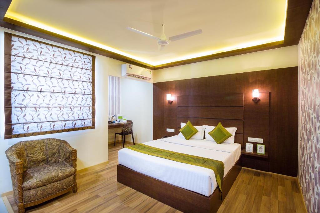 Habitación de hotel con cama y silla en Itsy By Treebo - Arastu Inn en Hyderabad