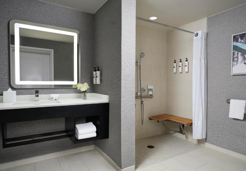 Homewood Suites by Hilton San Diego Downtown/Bayside - 