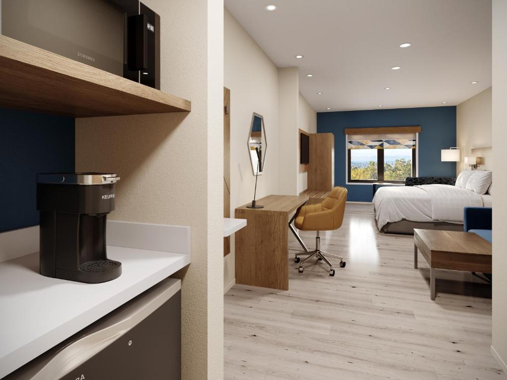 Comfort Suites - 