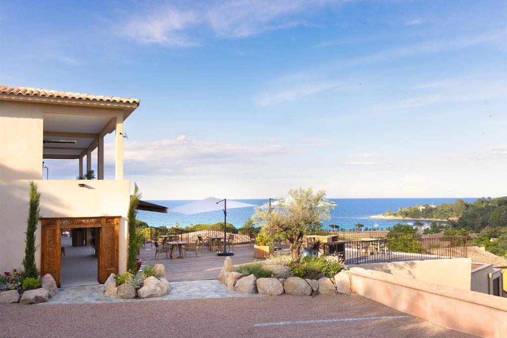 ein Haus mit Meerblick in der Unterkunft Hôtel & Spa A Cala - Suites Piscines Privées - Adults Only in Conca
