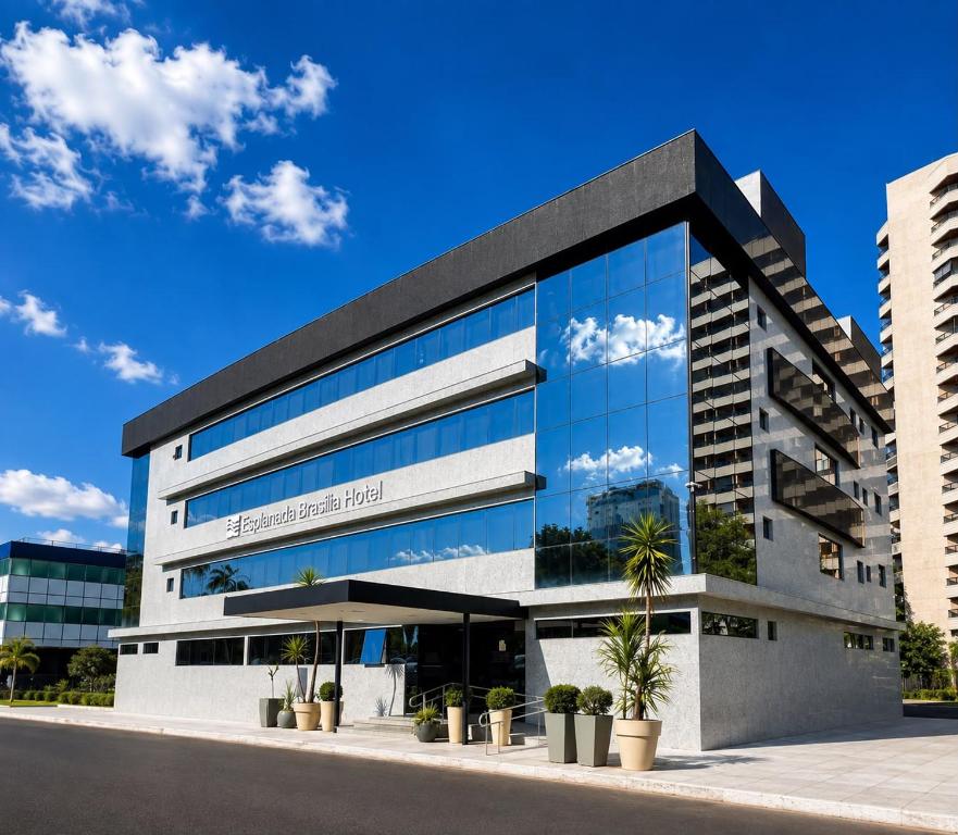 an office building with a blue sky in the background at Esplanada Brasilia Hotel e Eventos in Brasília