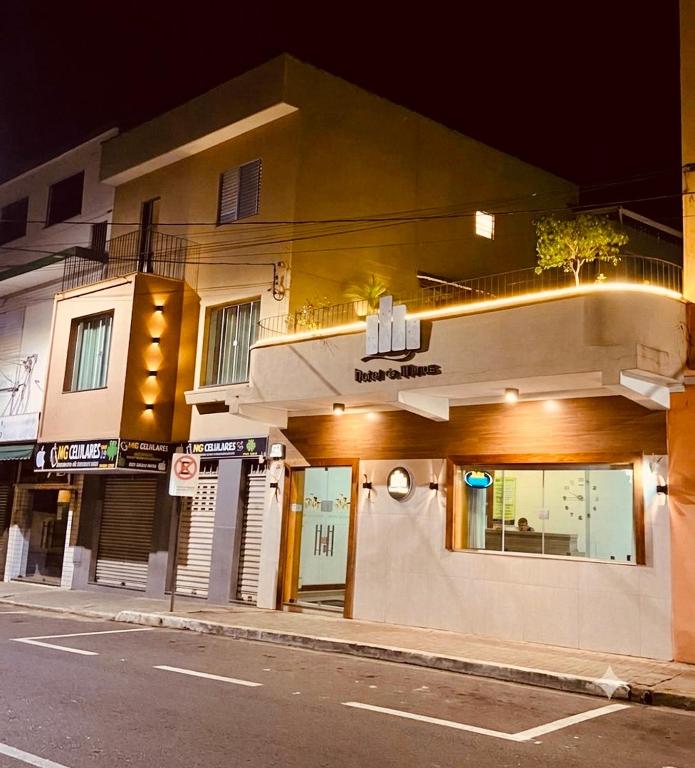 a building on the side of a street at night at Hotel de Minas in Caxambu