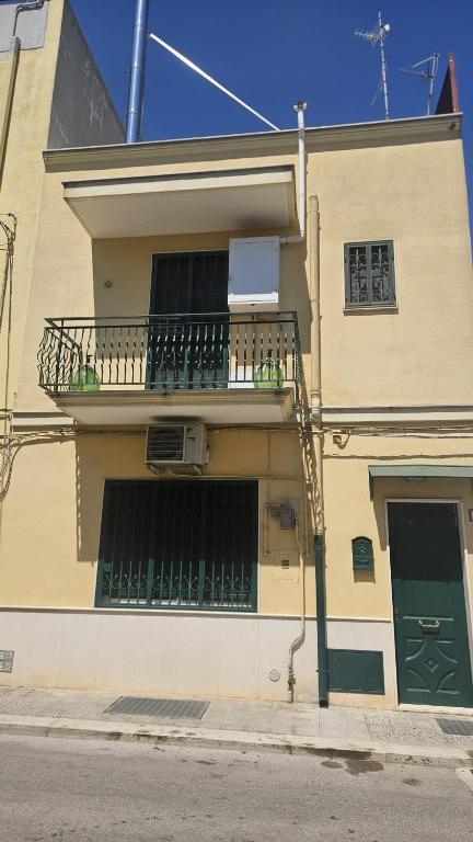 ein Gebäude mit einem Balkon an der Seite in der Unterkunft Casa Ma in Capurso