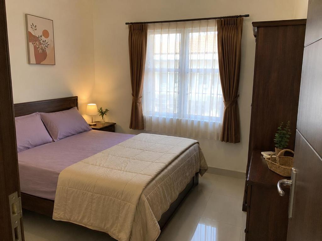 a bedroom with a bed and a window at Cevichería Mi Homes 1 in Chosica