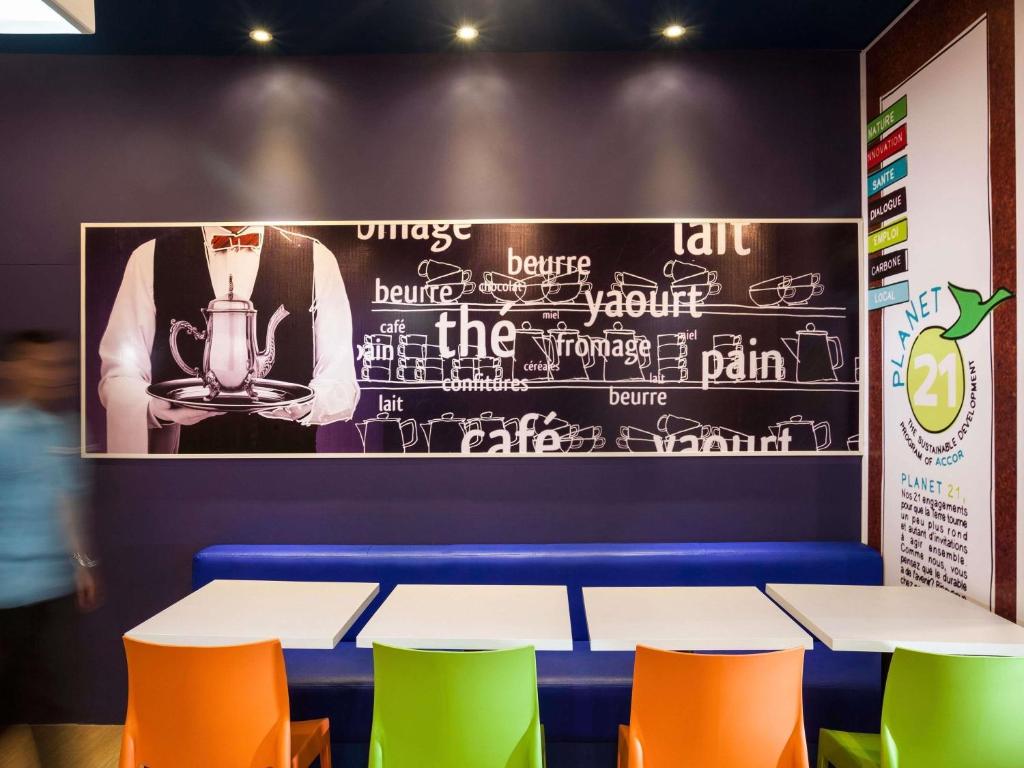 a dining room with a table and chairs at ibis budget Divinopolis in Divinópolis
