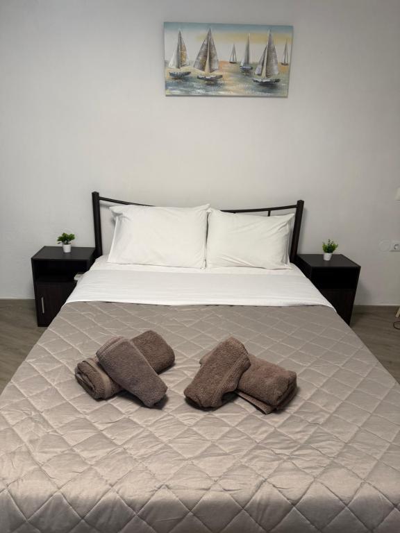ein Bett mit zwei Kissen und zwei Segeln darauf in der Unterkunft hidden modern studio in Vathý