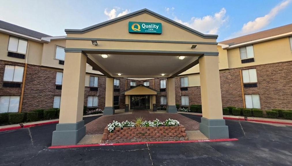 a hotel with a sign on the front of a building at Quality Inn Texarkana Arkansas in Texarkana