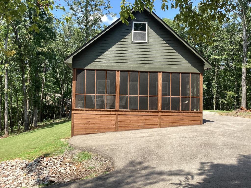a large brown garage with a lot of windows at Pickwick Dreams in Counce