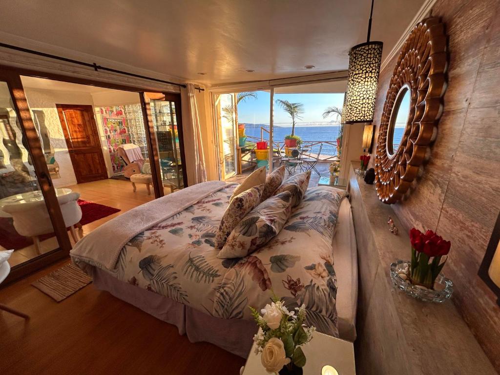 a bedroom with a bed with a view of the ocean at Pacificsunset Reñaca in Viña del Mar