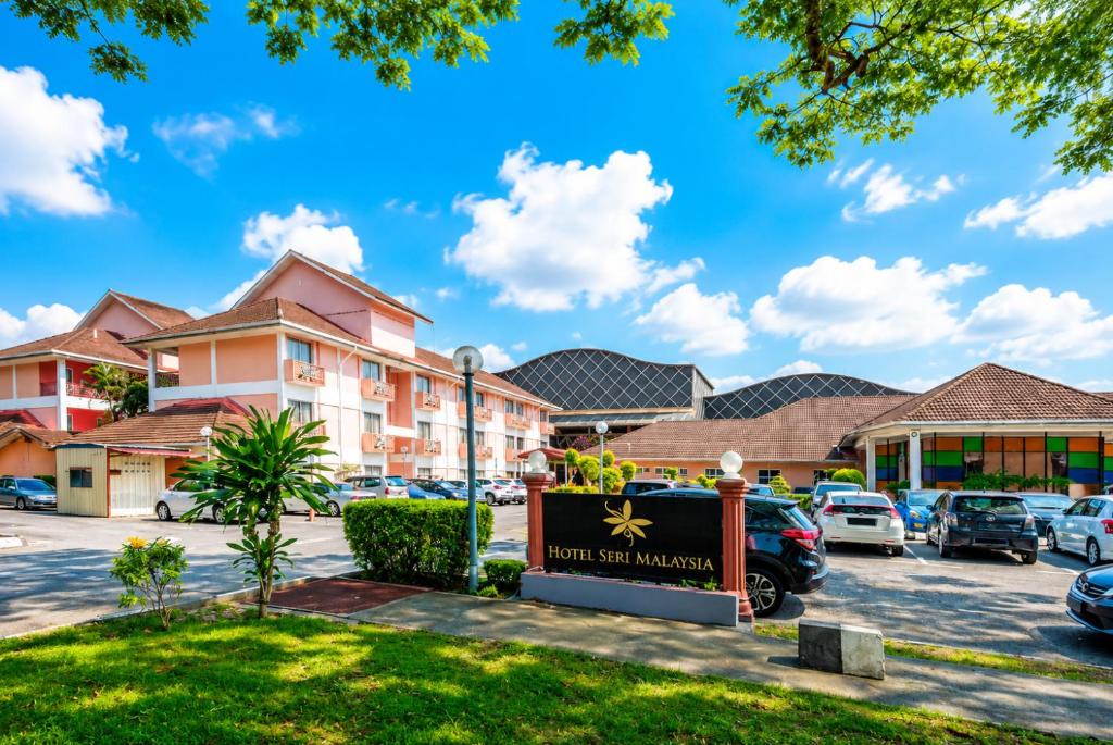 a sign in front of a hotel with a parking lot at Hotel Seri Malaysia Ipoh in Ipoh