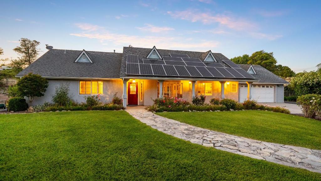 a house with solar panels on the roof at Summer Place by AvantStay in Templeton