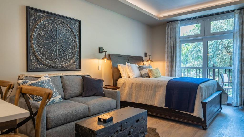 a living room with a bed and a couch at Paso Park Suites by AvantStay in Paso Robles