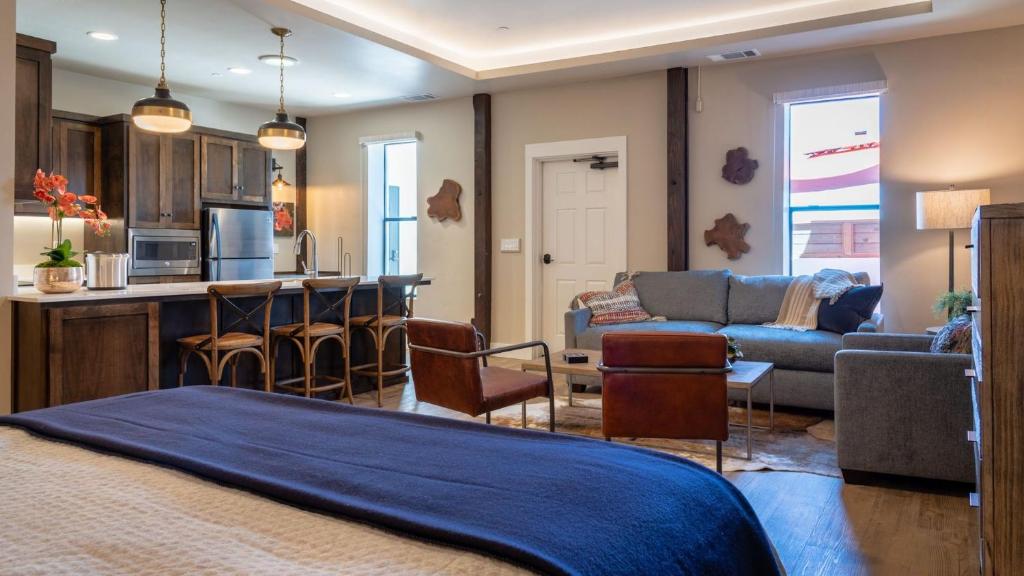a room with a kitchen and a living room at Paso Park Suites by AvantStay in Paso Robles