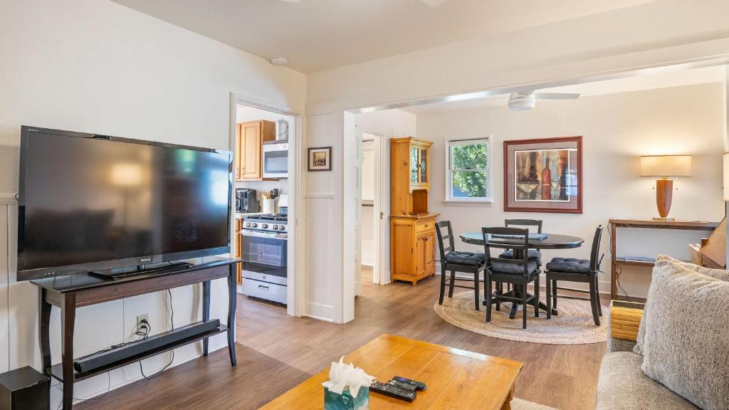 a living room with a flat screen tv and a table at 7th Street Sanctuary by AvantStay in Paso Robles