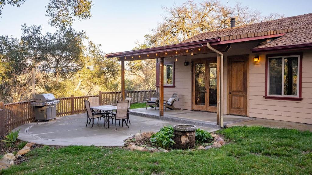 a patio with a table and chairs and a grill at Vita Amorosa by AvantStay in Atascadero