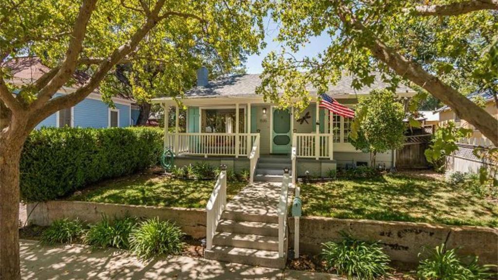 a house with an american flag in front of it at The Sycamore by AvantStay in Paso Robles
