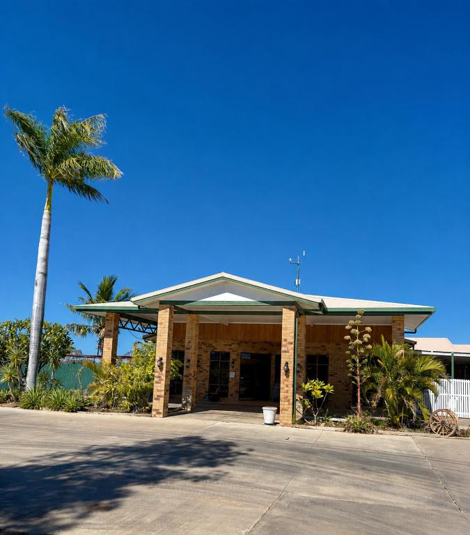 un edificio con una palma di fronte di Boulder Opal Motor Inn a Winton